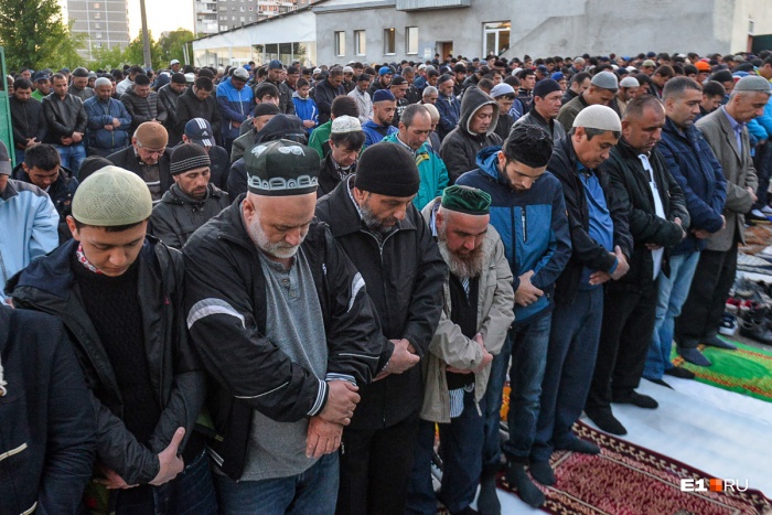 Верующие приходили к мечетям с раннего утра Верующие приходили к мечетям с раннего утра