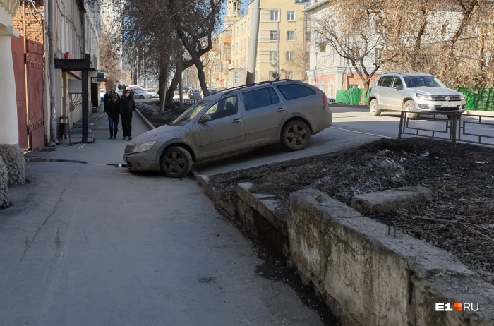 Странный способ парковки, при котором грязный нос автомобиля частично перегораживает тротуар Странный способ парковки, при котором грязный нос автомобиля частично перегораживает тротуар