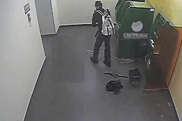 В начале ноября мужчина вытащил деньги из банкомата в Дзержинском районе В начале ноября мужчина вытащил деньги из банкомата в Дзержинском районе 
