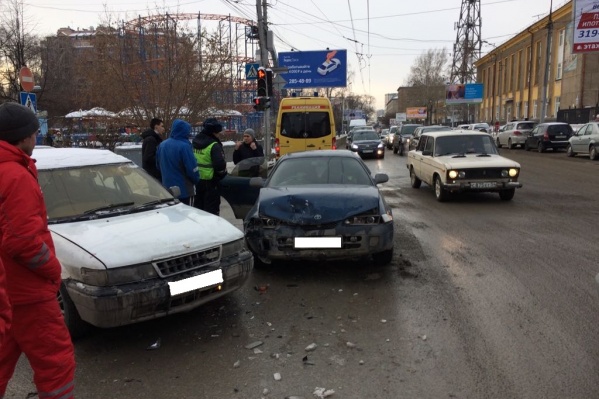 Легковые авто сошлись в ДТП на перекрёстке возле Центрального парка Легковые авто сошлись в ДТП на перекрёстке возле Центрального парка
