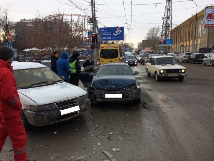 Легковые авто сошлись в ДТП на перекрёстке возле Центрального парка Легковые авто сошлись в ДТП на перекрёстке возле Центрального парка