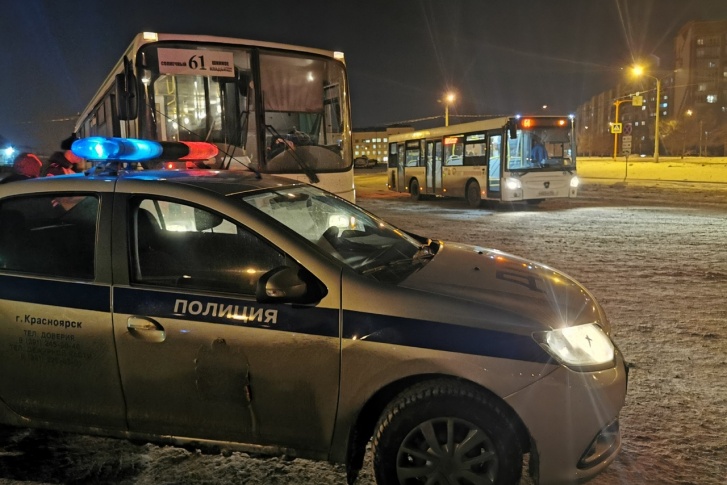 В кабине автобуса инспекторы ГИБДД обнаружили сверток с неизвестным веществом В кабине автобуса инспекторы ГИБДД обнаружили сверток с неизвестным веществом