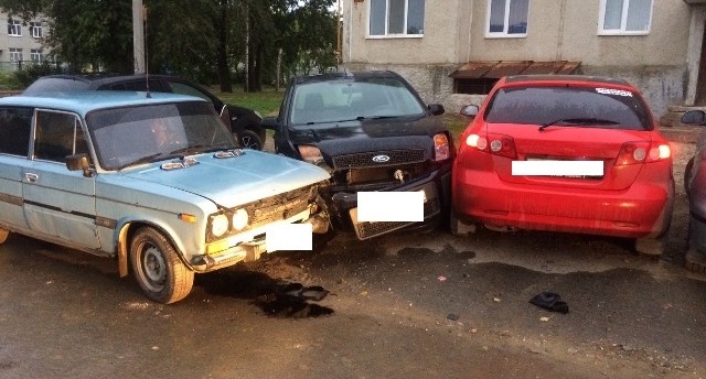 В Кировграде пьяный парень угнал у спящего друга "Жигули" и протаранил две машины