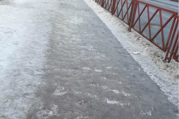 В Ярославле многие тротуары превратились в катки В Ярославле многие тротуары превратились в катки