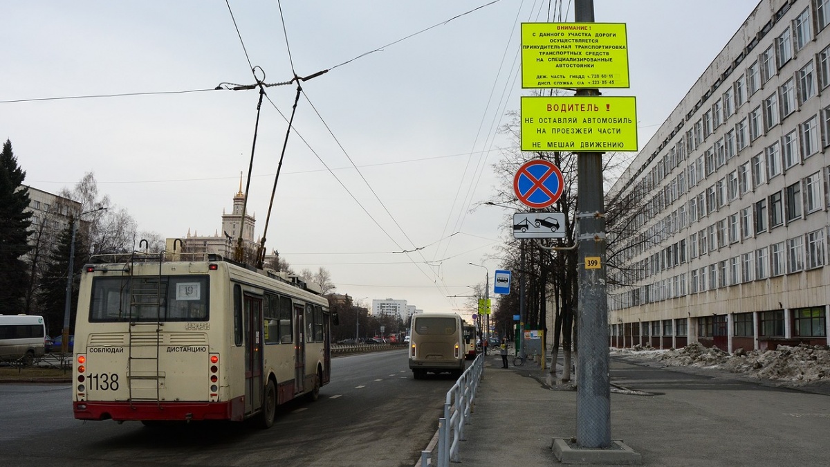 Какова зона действия знака «Остановка запрещена» по умолчанию в центре города?