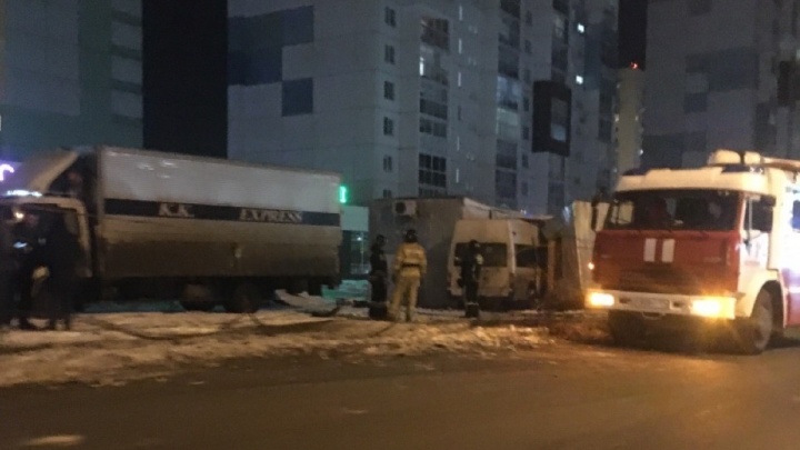 «Влетел в парковку, где стояли ларьки»: на Северо-Западе Челябинска микроавтобус попал в ДТП