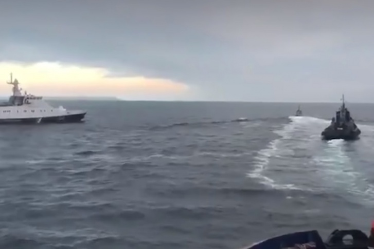 Российский корабль протаранил украинский буксир Российский корабль протаранил украинский буксир