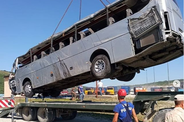 Автобус с внедорожником столкнулись на трассе под Новороссийском Автобус с внедорожником столкнулись на трассе под Новороссийском
