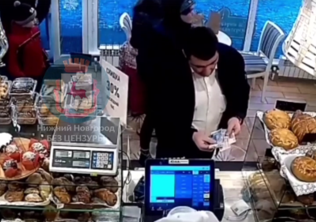 Движения мужчины молниеносны Движения мужчины молниеносны