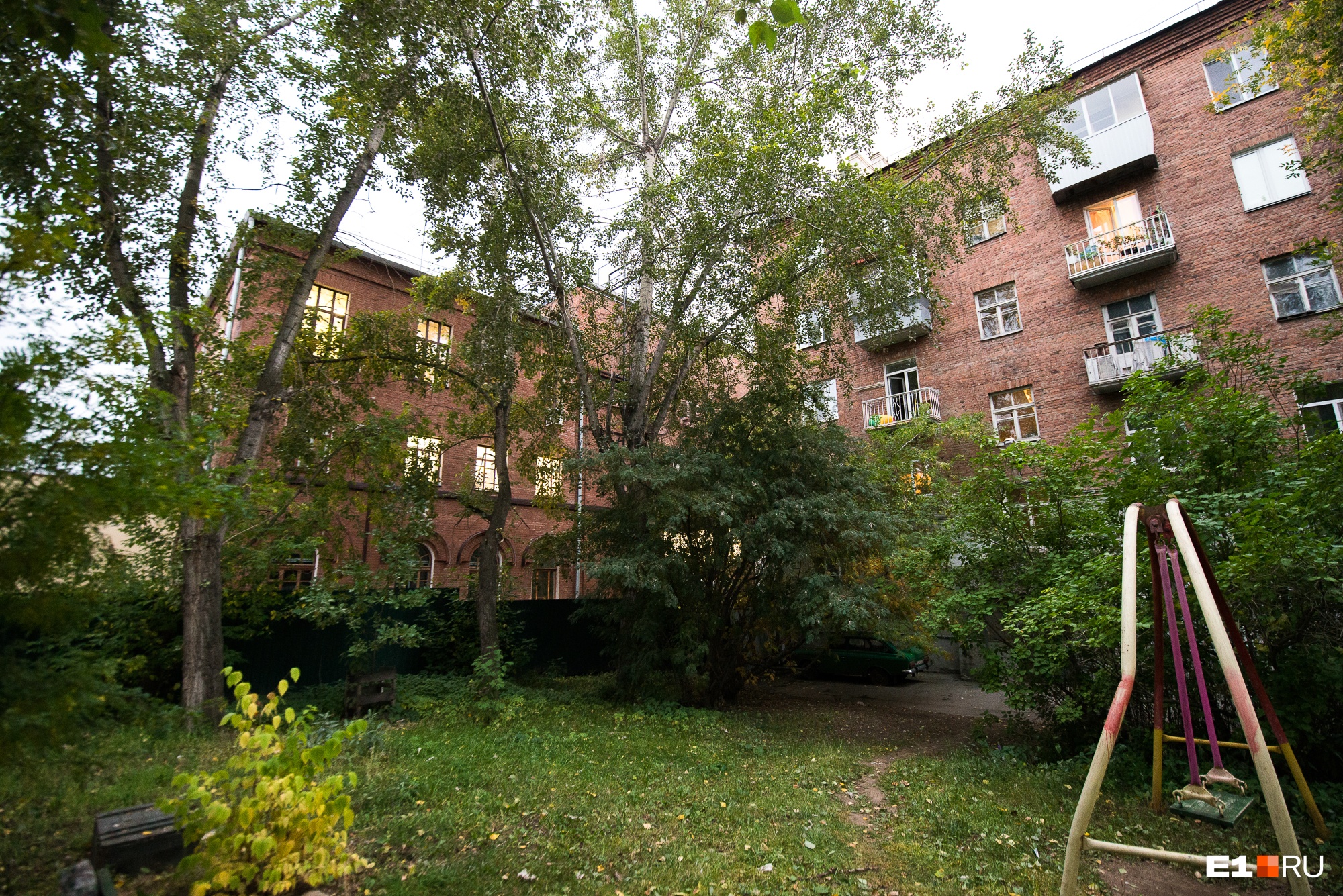 Двор утопает в зелени Двор утопает в зелени