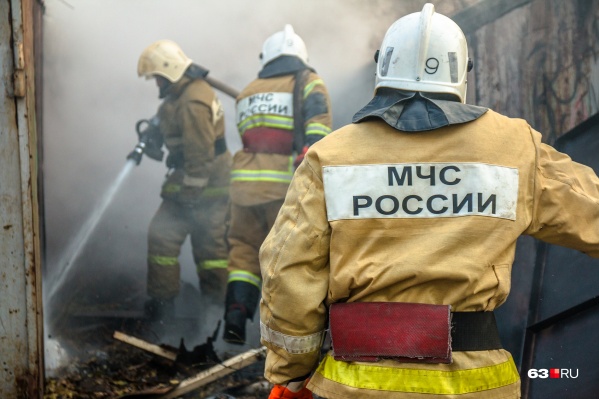 Пожарные потушили полыхающий дом за час Пожарные потушили полыхающий дом за час