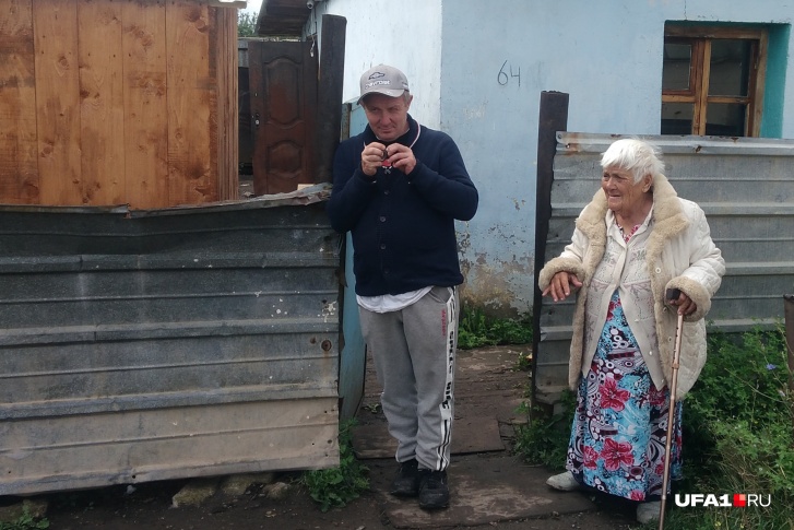 Антонина Григорьевна и ее сын Андрей встречают гостей у калитки. Любых гостей. Даже тех, кто просто проходит мимо по своим делам