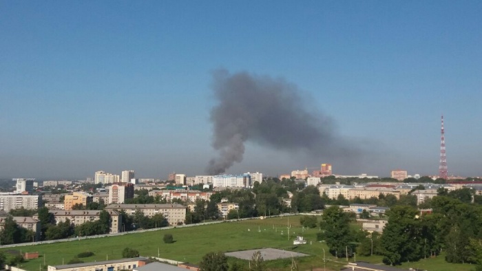 Дым от пожара видно с ул. Немировича-Данченко Дым от пожара видно с ул. Немировича-Данченко