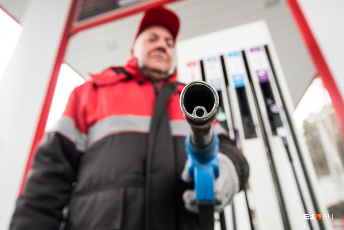 В Независимом топливном союзе отмечали, что нефтебазы продают независимым АЗС топливо дороже, чем розничным покупателям на собственных заправках В Независимом топливном союзе отмечали, что нефтебазы продают независимым АЗС топливо дороже, чем розничным покупателям на собственных заправках