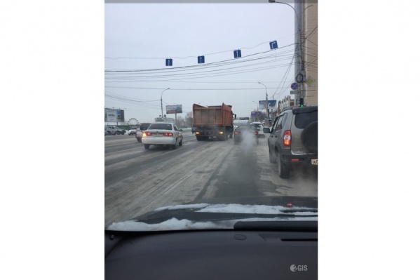 Для выходного дня движение на Большевистской оказалось плотным Для выходного дня движение на Большевистской оказалось плотным