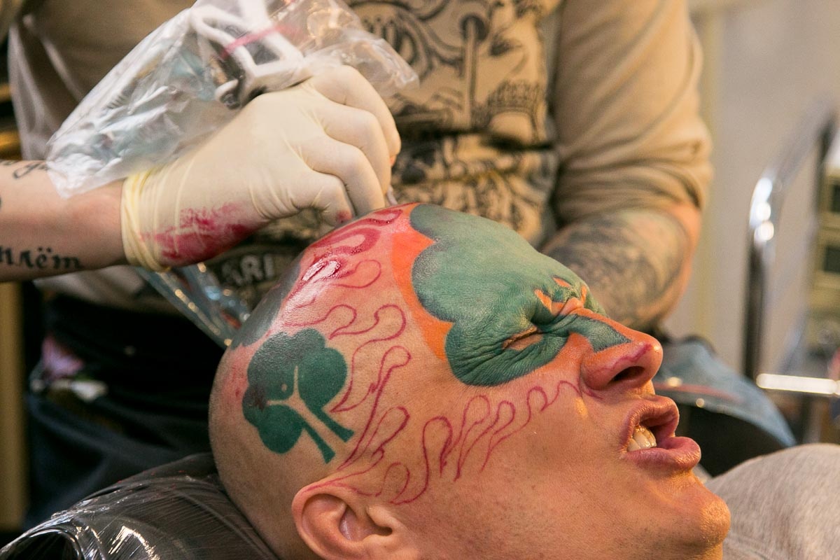 Две татуированные подруги начали групповушку с хуястым бизнесменом у него дома