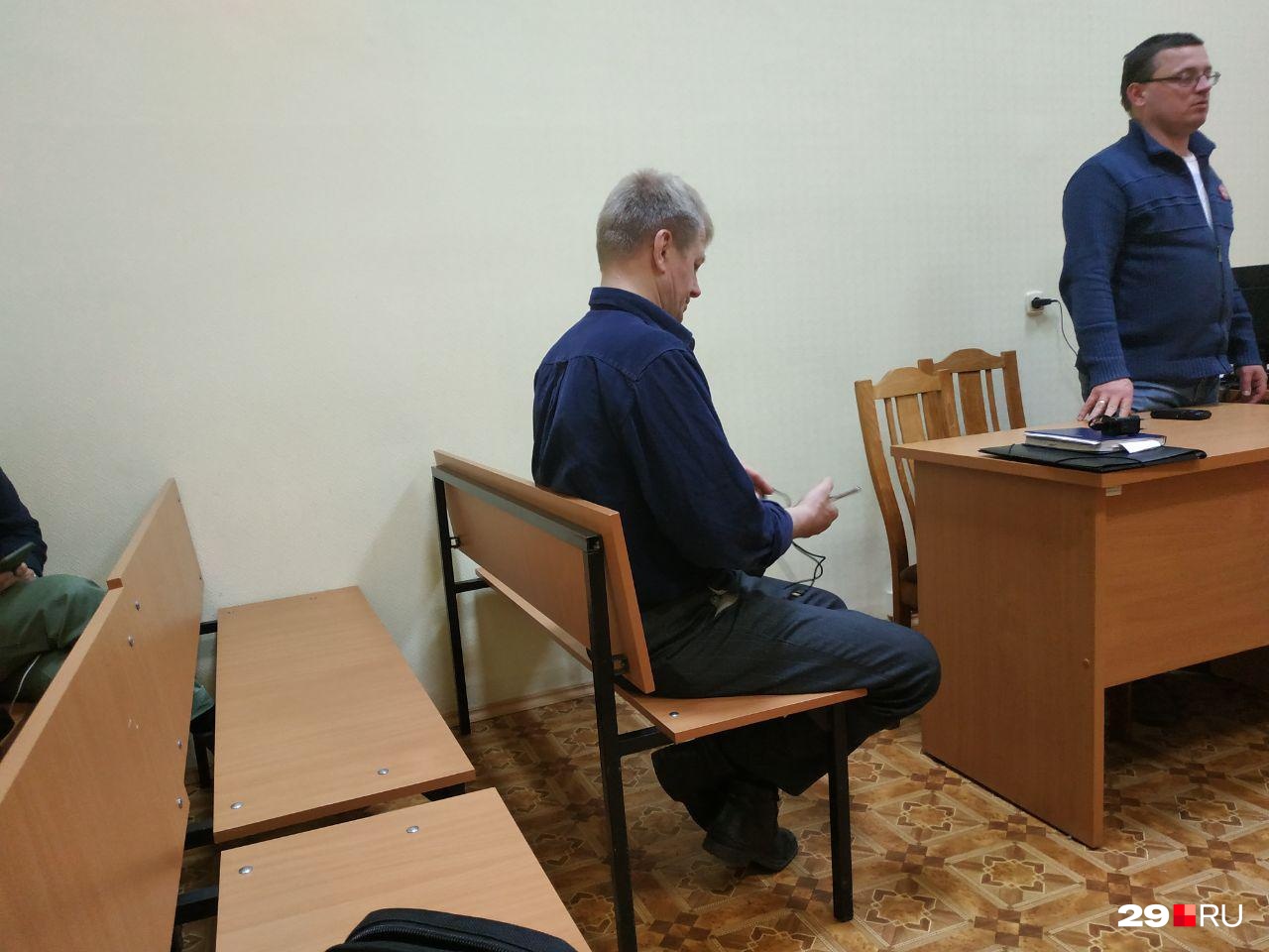 Активисты находятся в суде более 10 часов Активисты находятся в суде более 10 часов