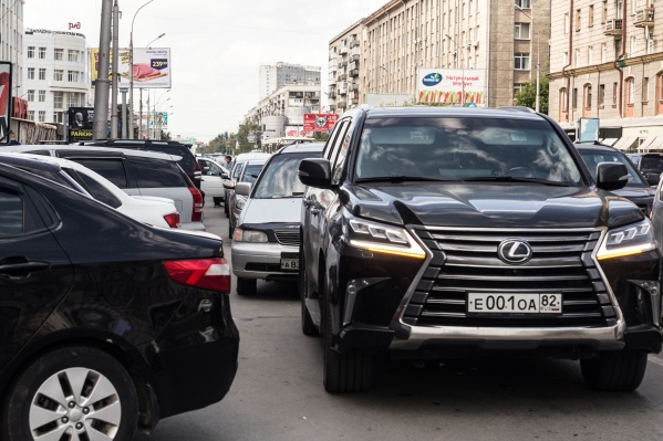 Lexus припарковался вторым рядом Lexus припарковался вторым рядом