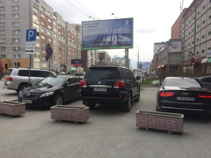 Фото автомобиля мэра на тротуаре сделано 1 мая в 18:45 Фото автомобиля мэра на тротуаре сделано 1 мая в 18:45