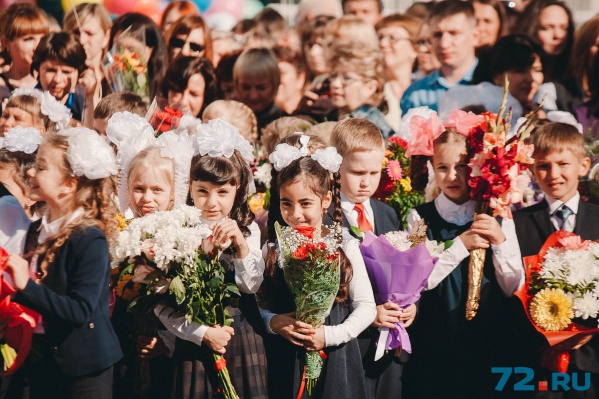 Первоклашки всегда несут букет с гордостью. Спешат на встречу со своей первой школьной учительницей Первоклашки всегда несут букет с гордостью. Спешат на встречу со своей первой школьной учительницей