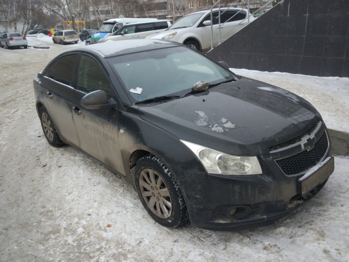 «Я паркуюсь как чудак»: камнем по стеклу