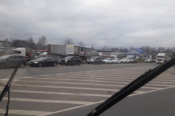 Некоторые стояли по два часа и больше Некоторые стояли по два часа и больше