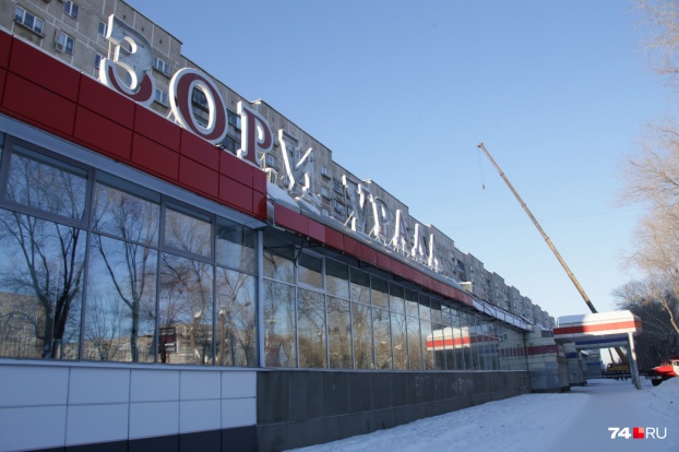 Со стороны проспекта вдоль дома располагались магазины, на их крышу выбирались выжившие жильцы Со стороны проспекта вдоль дома располагались магазины, на их крышу выбирались выжившие жильцы