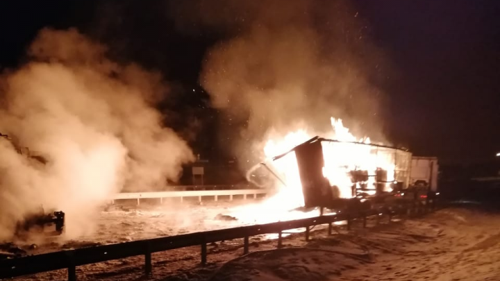 На трассе М-5 под Челябинском фура сгорела после столкновения с бензовозом