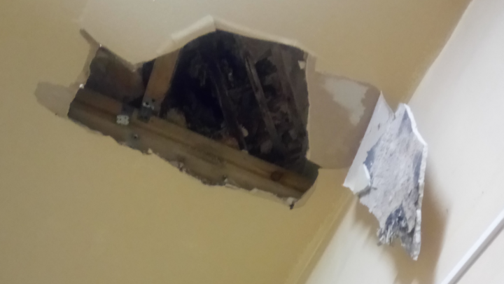 «Один туалет на всех, и теперь не попасть»: в коридоре челябинской больницы обрушился потолок
