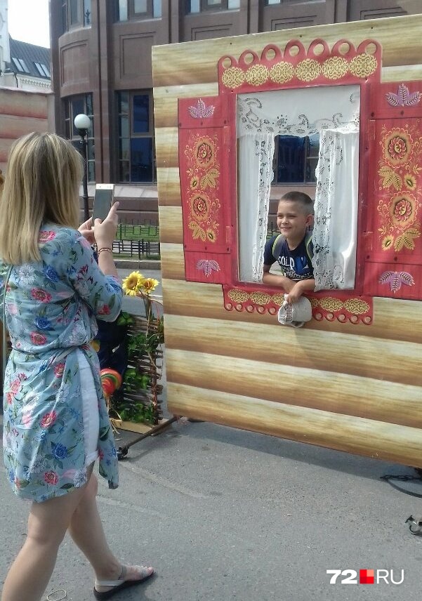 Ну и куда же без тематических фотозон? Их тут много, и все бесплатные Ну и куда же без тематических фотозон? Их тут много, и все бесплатные 