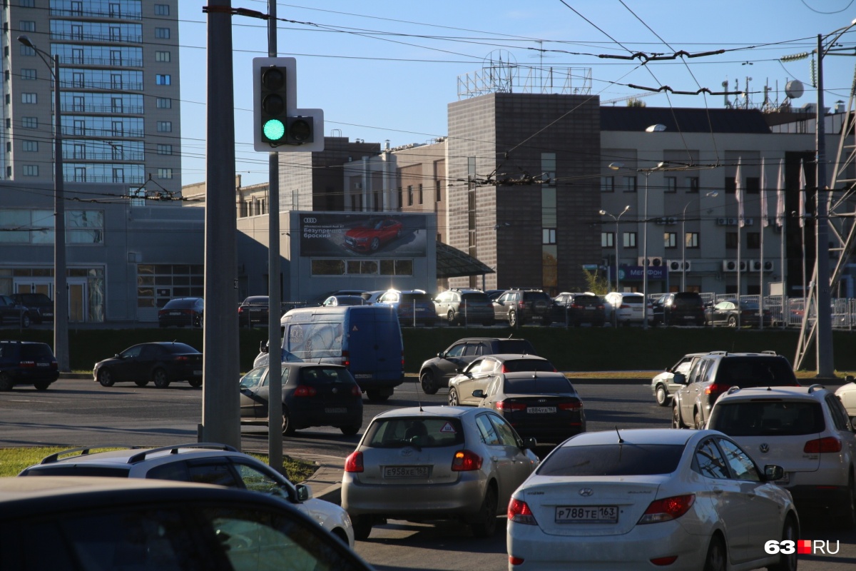 Около центральный. Парковка около светофора. Московское шоссе Самара автовокзал. Самара автовокзал Центральный новости. Кольцо на Московском шоссе Самара около центрального вокзала.