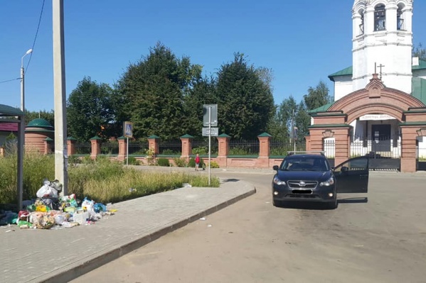 Свалку мусора устроили у церкви Свалку мусора устроили у церкви