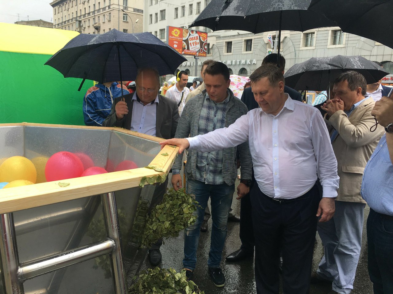 Анатолий Локоть трогает банный чан Анатолий Локоть трогает банный чан