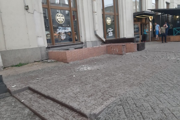 Кусок штукатурки упал на тротуар Кусок штукатурки упал на тротуар 
