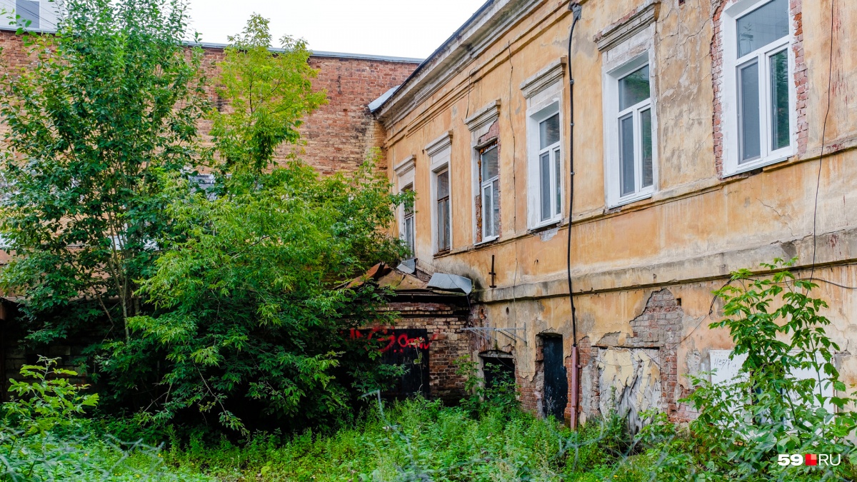 Как думаете, такому дворику нашлось место в центре?
