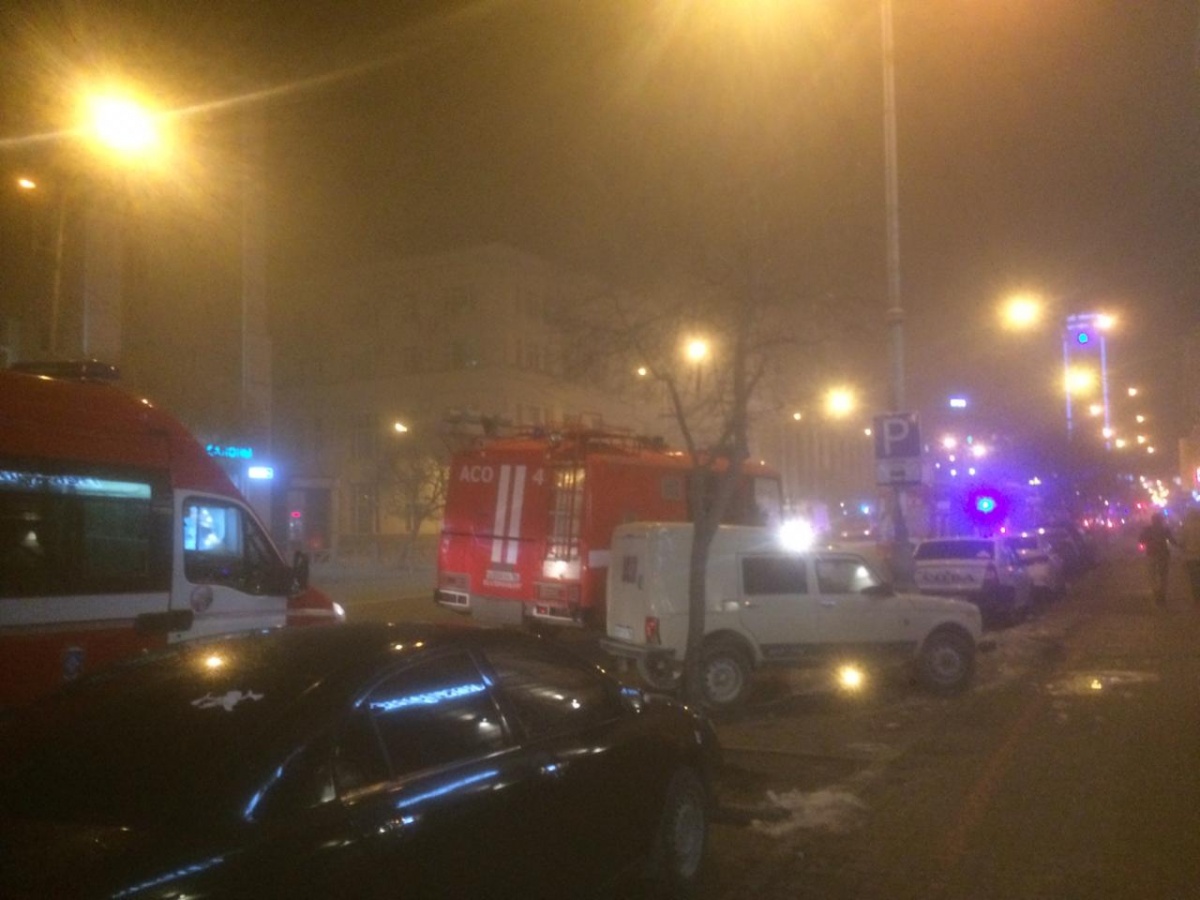 Вся улица была в дыму: на Малышева ночью стянули 20 пожарных машин