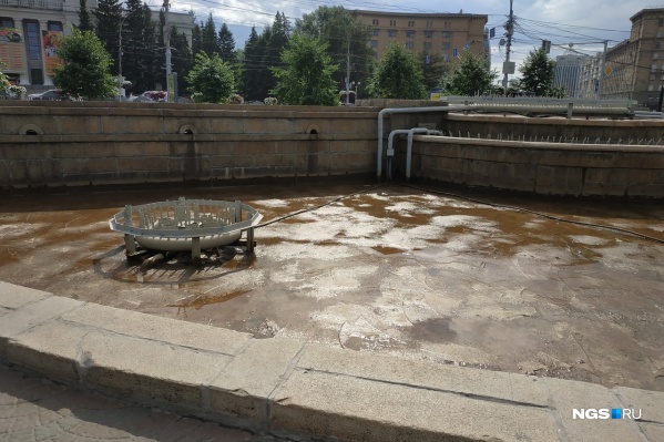 Фонтан ещё полностью не высох Фонтан ещё полностью не высох