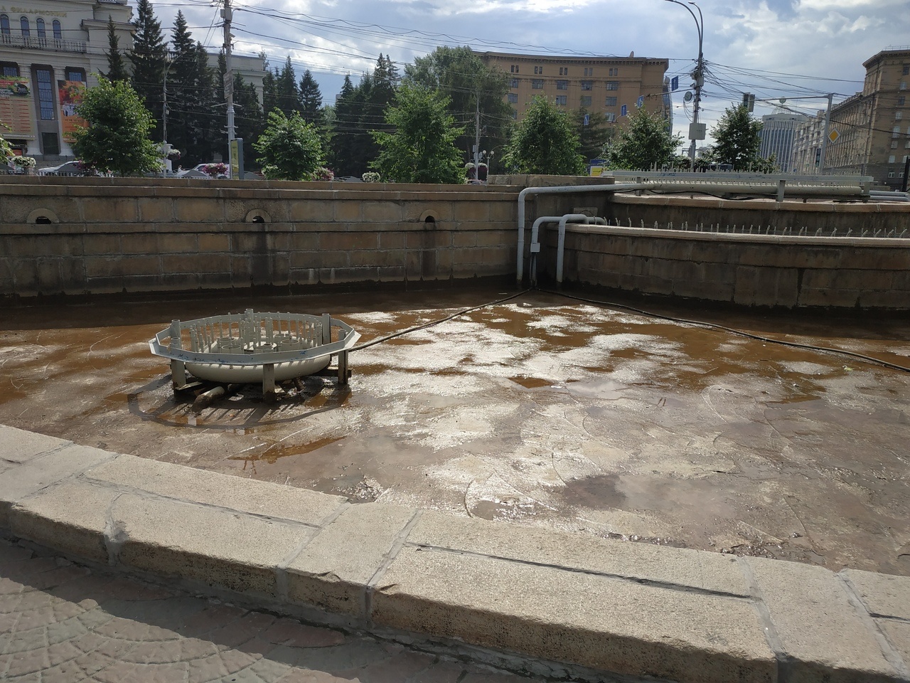 Фото: из фонтана в Первомайском сквере слили воду в День Ивана Купалы
