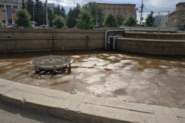 Фонтан ещё полностью не высох Фонтан ещё полностью не высох