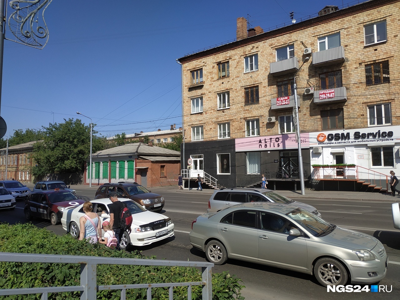 Кафе располагалась в левой части здания, там уже демонтировали вывеску Кафе располагалась в левой части здания, там уже демонтировали вывеску