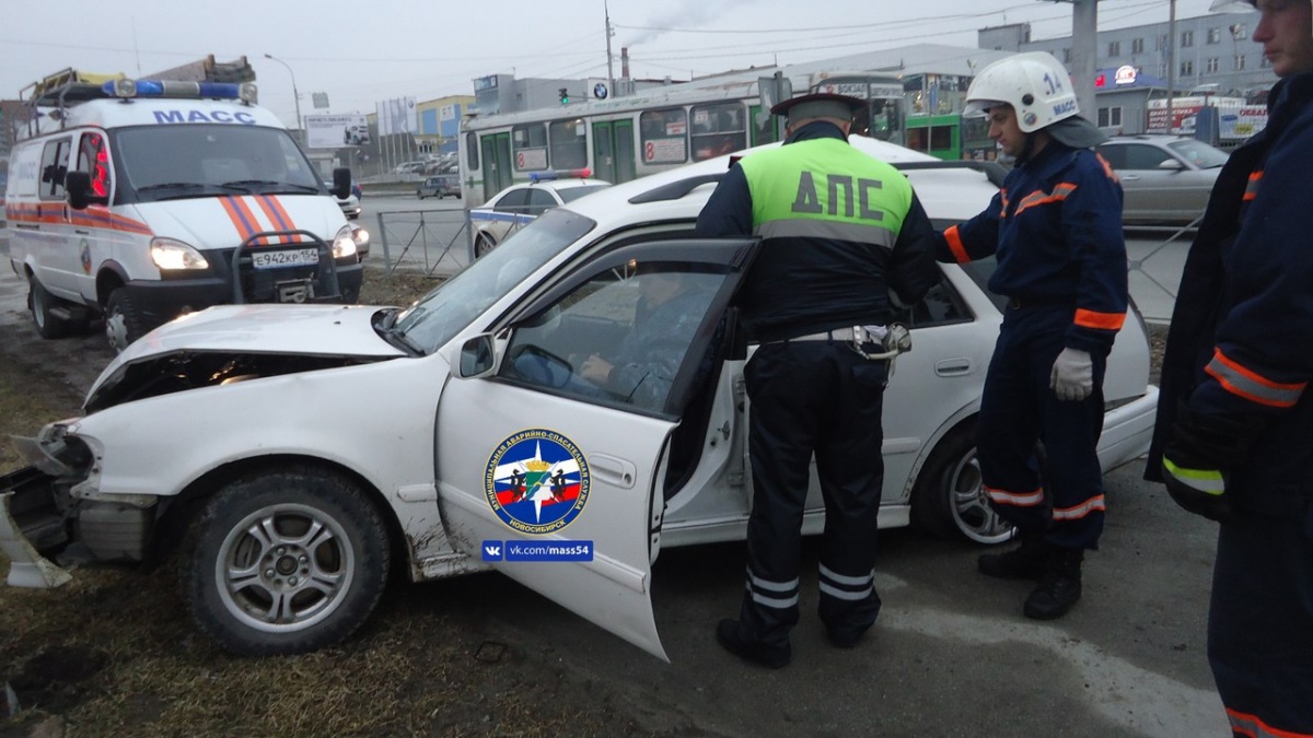 Водителя иномарки увезли в поликлинику после ДТП с фургоном в Новосибирске