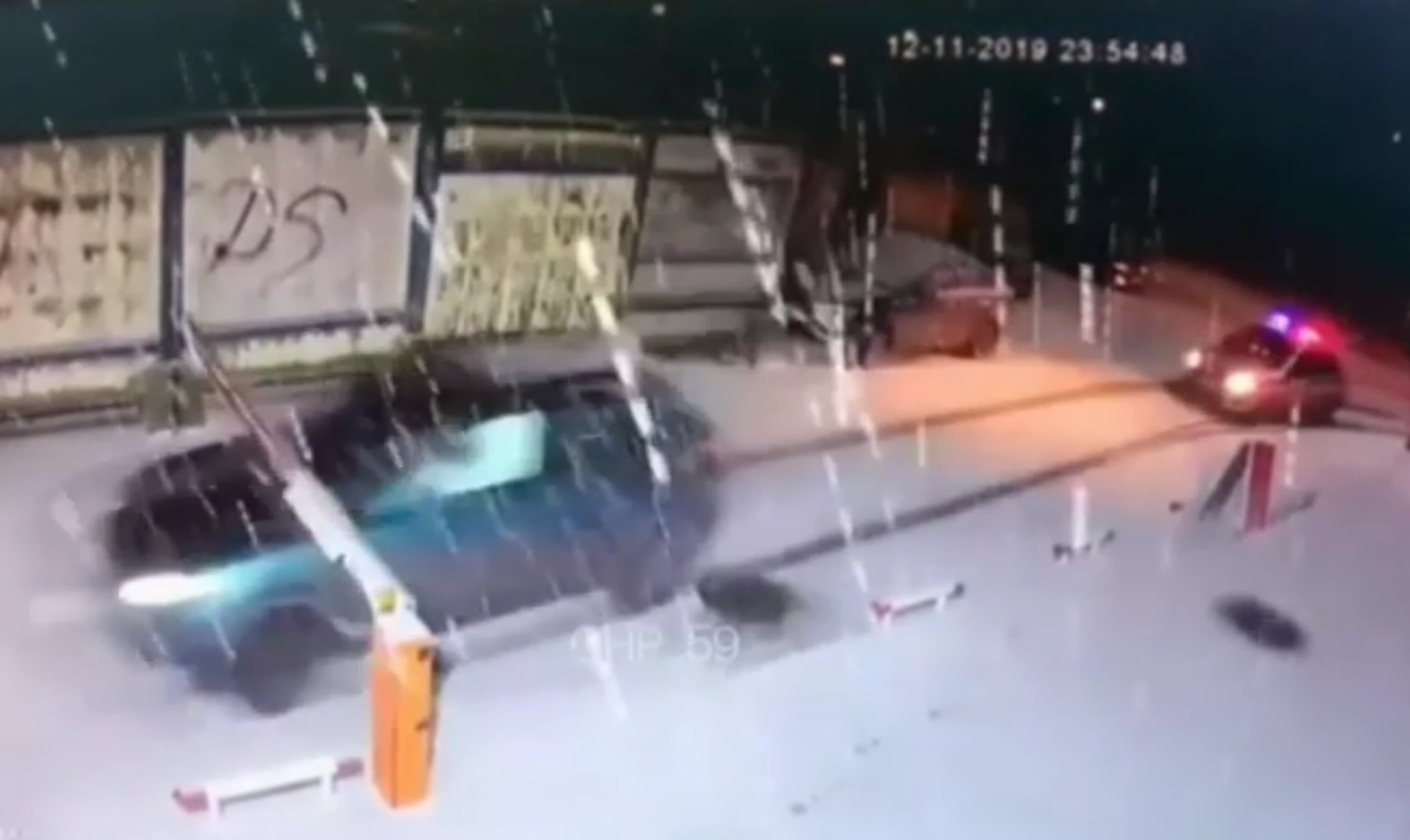 В Перми во время погони лихач сбил шлагбаум и устроил ДТП. Видео