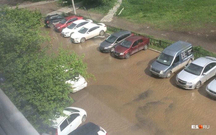 Затопленный двор на Сыромолотова, 7 Затопленный двор на Сыромолотова, 7