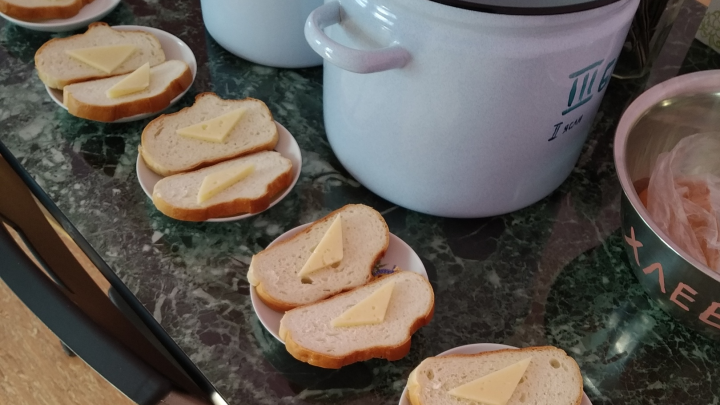 «На зоне лучше кормят»: в Переславле родители показали «блокадный» бутерброд для детей в садике