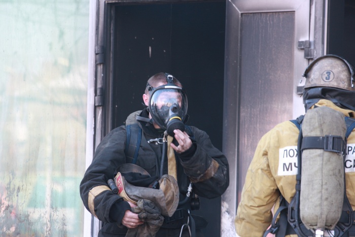 Пожарные вывели из горящего дома 30 человек Пожарные вывели из горящего дома 30 человек
