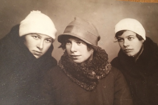 Мода 1930-х. Фото из архива Музея Новосибирска предоставлено Ириной Хлебниковой Мода 1930-х. Фото из архива Музея Новосибирска предоставлено Ириной Хлебниковой