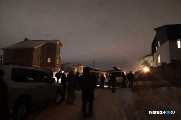 Дом в оцеплении, там разбирают завалы Дом в оцеплении, там разбирают завалы