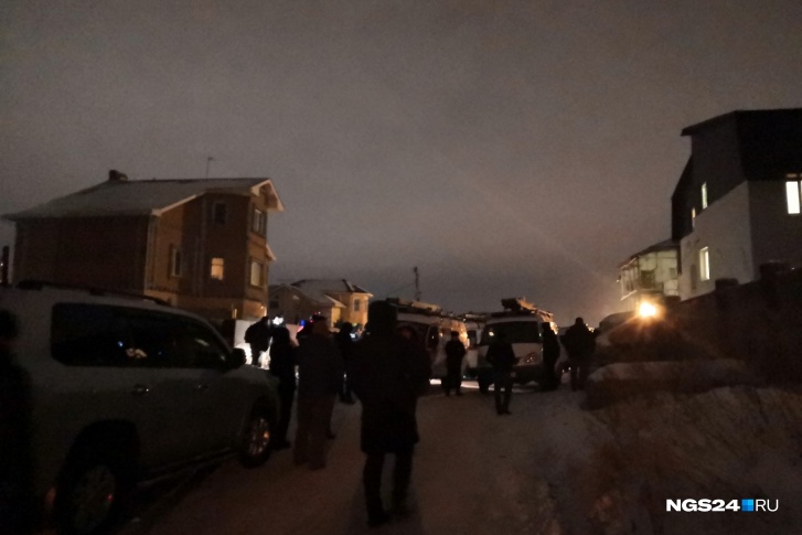 Дом в оцеплении, там разбирают завалы Дом в оцеплении, там разбирают завалы