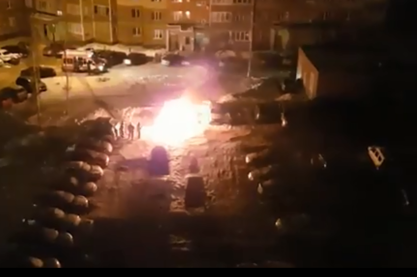 Житель соседнего дома увидел, как приехали тушить машину Житель соседнего дома увидел, как приехали тушить машину