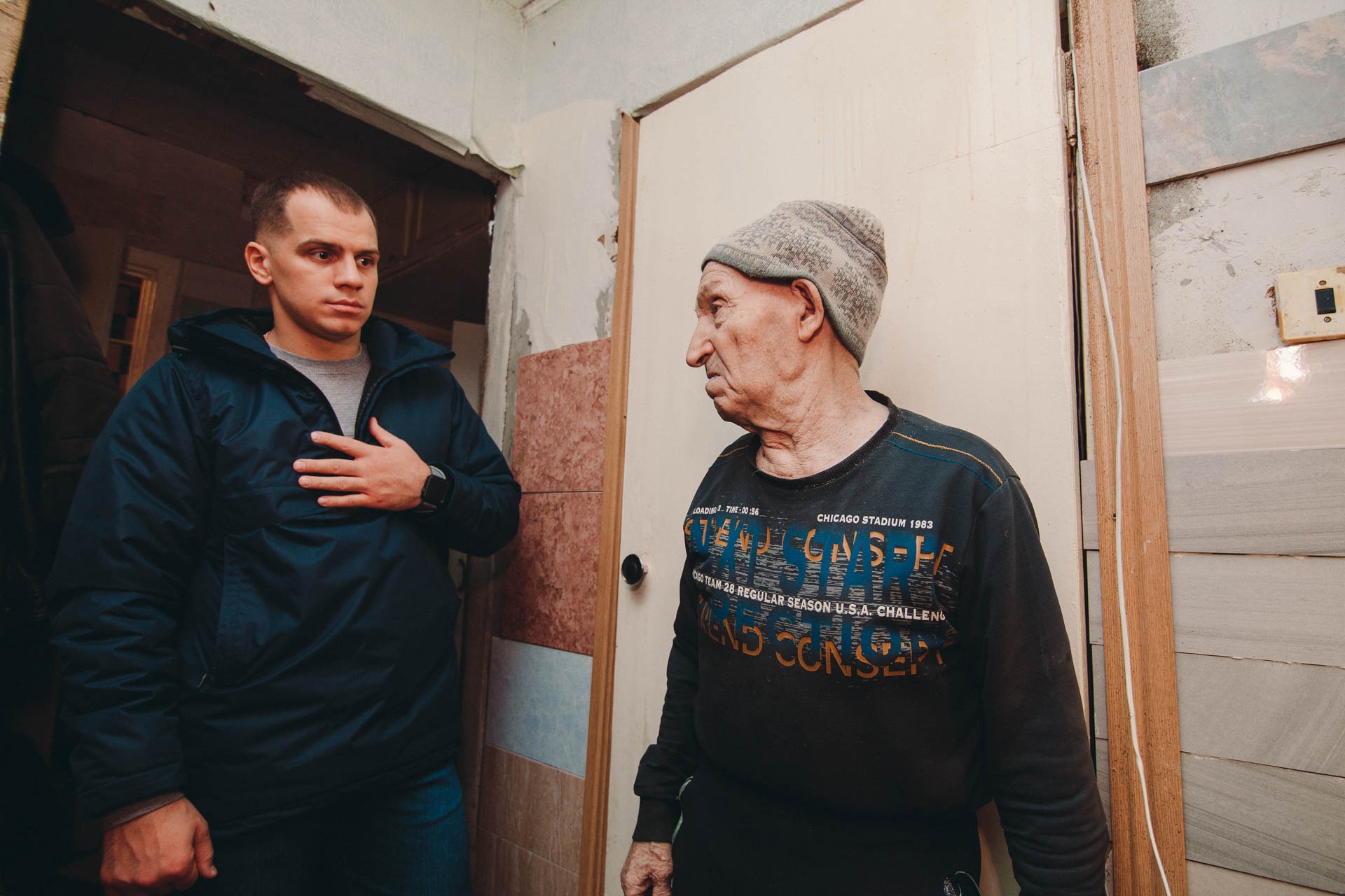 Александр Рожко случайно встретил пенсионера, когда тот ковырялся в мусорном баке. Он не знал, во что выльется это знакомство Александр Рожко случайно встретил пенсионера, когда тот ковырялся в мусорном баке. Он не знал, во что выльется это знакомство